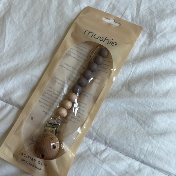 Mushie CLEO Pacifier Clip in Ash Dark Purple NWT - Picture 2 of 3